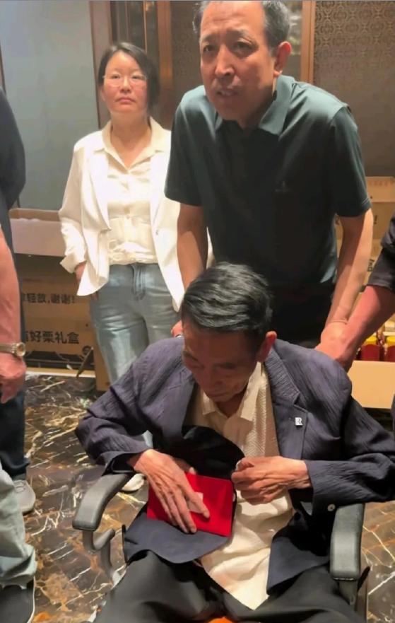 杨老爷子财迷这回真高兴了，收了一沓子红包，知道往自己怀往怀里掖， 老杨看见红包赶