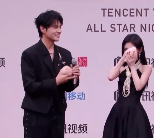  古子成一句“郝时shi”把鞠婧祎笑得直不起腰，红毯画风突变，网友纷纷截图保存她