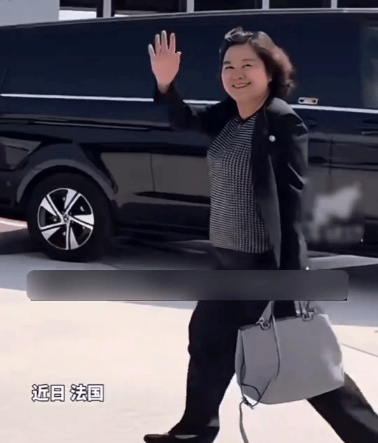 这才是我们大中国最耀眼的明星！
华春莹，
1970 年出生，55 岁，
中国最美