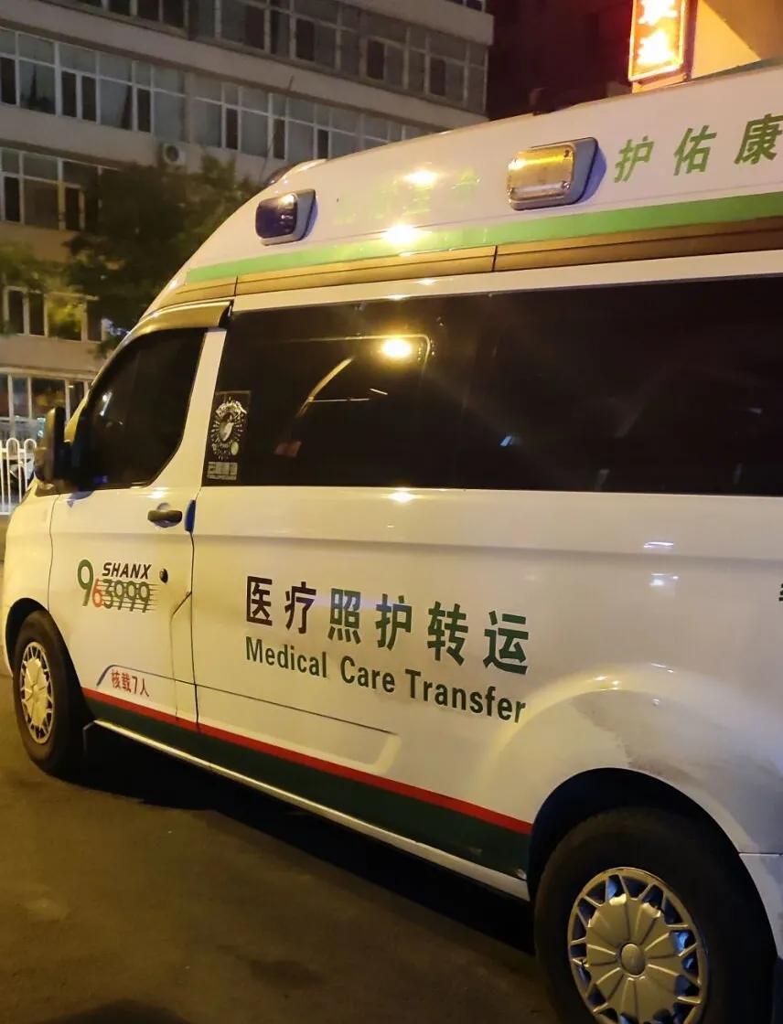 不太懂，这是救护车吗？它们跟120有什么区别？如果是属于医院系统的正规救护车，那