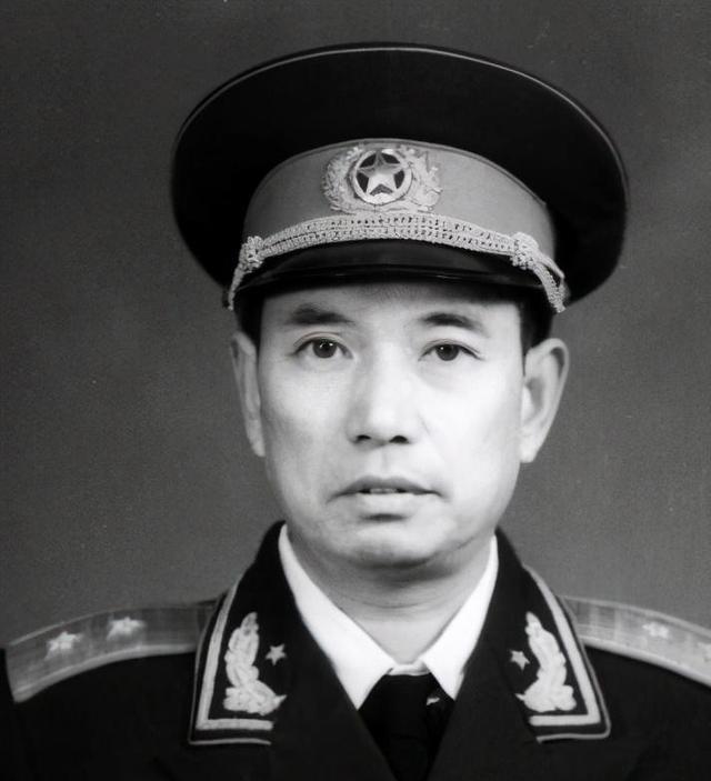 1982年，开国少将尤太忠视察广州军区某部队时，发现一个身材高大、相貌英俊、举止