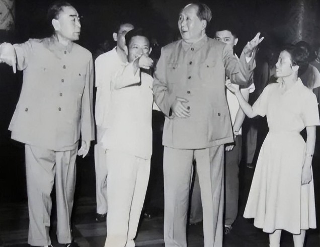1961年，毛主席和周总理大吵一架，随后毛主席的一句话，让周总理瞬间沉默。

1