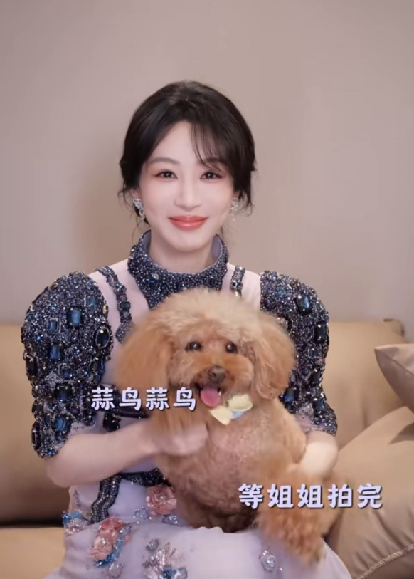 7月18日，杨紫做坏事，五官飞起！
果然人在做坏事的时候，总是格外开心亢奋，杨紫