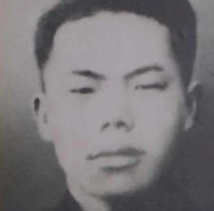 1952年，志愿军战士倪祥明睡不着，便出去巡逻，突然，山下竟传来了铁器的叮当声，