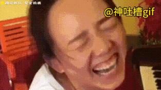 吃人家嘴短：小哥送外卖，被小伙拦在门外，小哥想到了一个办法，剥开一个棒棒糖，趁小