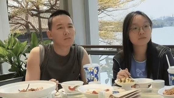 大妹透露和哥哥诸多相似之处，谢浩男不考驾照原因曝光，笑翻！