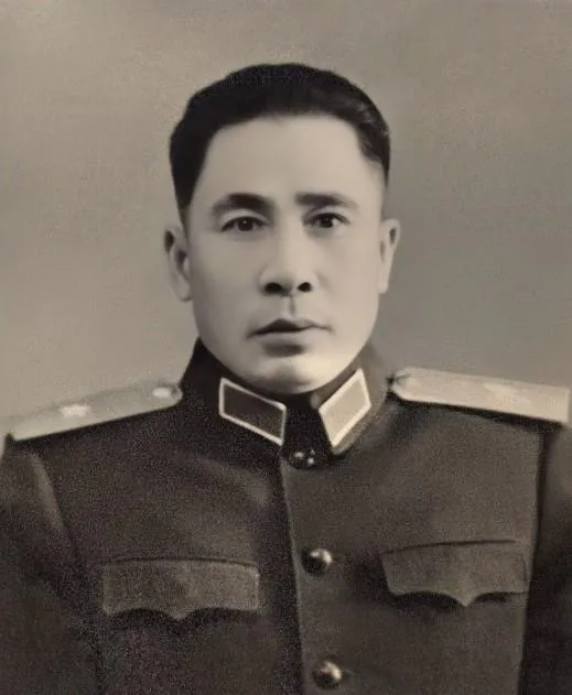 1957年，开国少将邱蔚到海边钓鱼，一阵海浪把他拍进海水中，他头部触礁，不幸离世