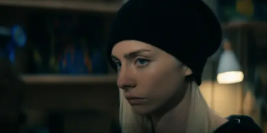 《V世代第二季》本季终。 

  在美国人民努力适应祖国人的统治之时，戈多金大学