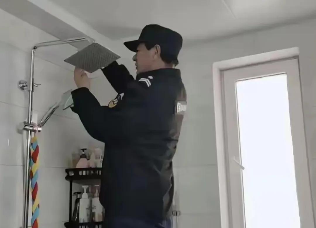 实话实说，保安不是警察，就是一个负责看守大门口的安保人员。也没有执法权。所以在工