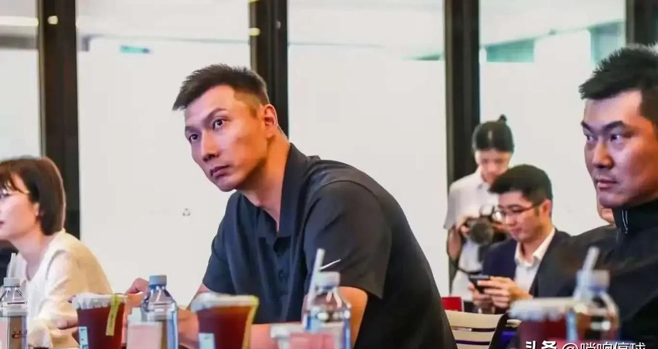 易建联近日回国参加商业活动，与王仕鹏一同现身盈科广州华南总部，双方签署了战略合作