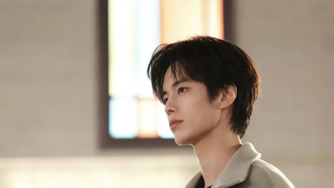 何与《双轨》演绎“养成系人夫感”，靳朝一角圈粉无数