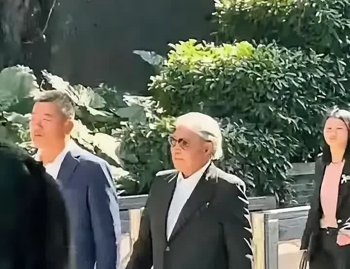 谁能想到，朱玲玲在尖沙咀逛街时，前夫霍震霆的劳斯莱斯突然刹停路边，司机递上保温壶