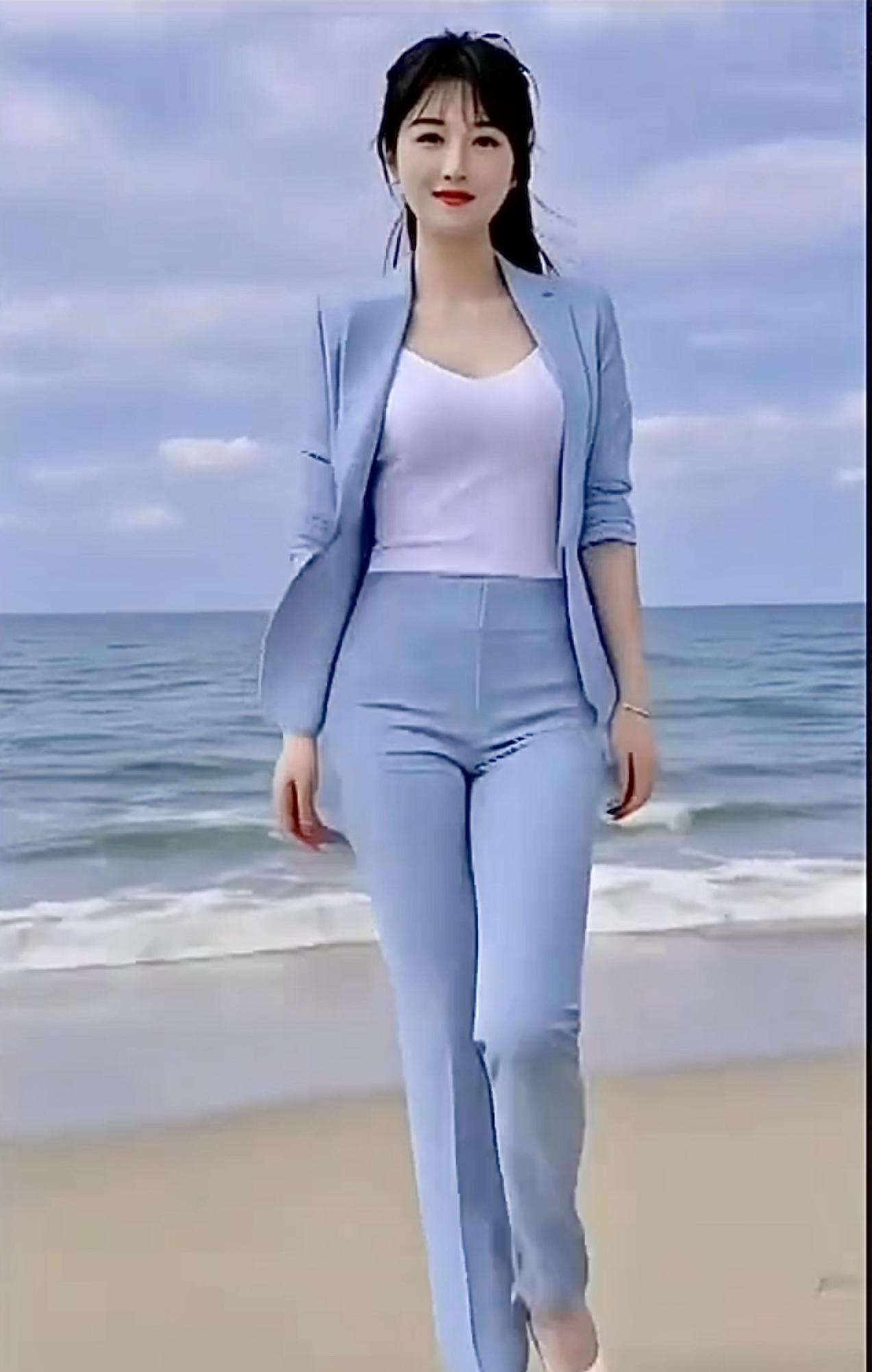 七律·海边漫步
云淡风轻日色柔，佳人漫步海滨游。
蓝装飒爽添姿韵，白浪清嘉入眼眸
