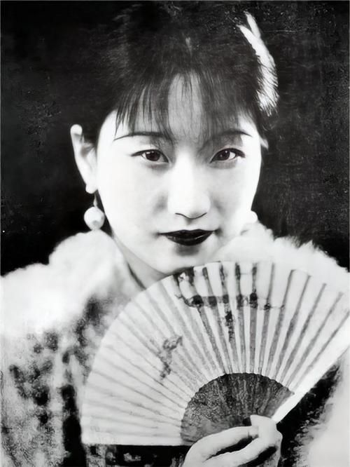 1965年，陆小曼去世后，好友揭露了她一个隐秘：她的前夫过分热衷房事，又体力过人
