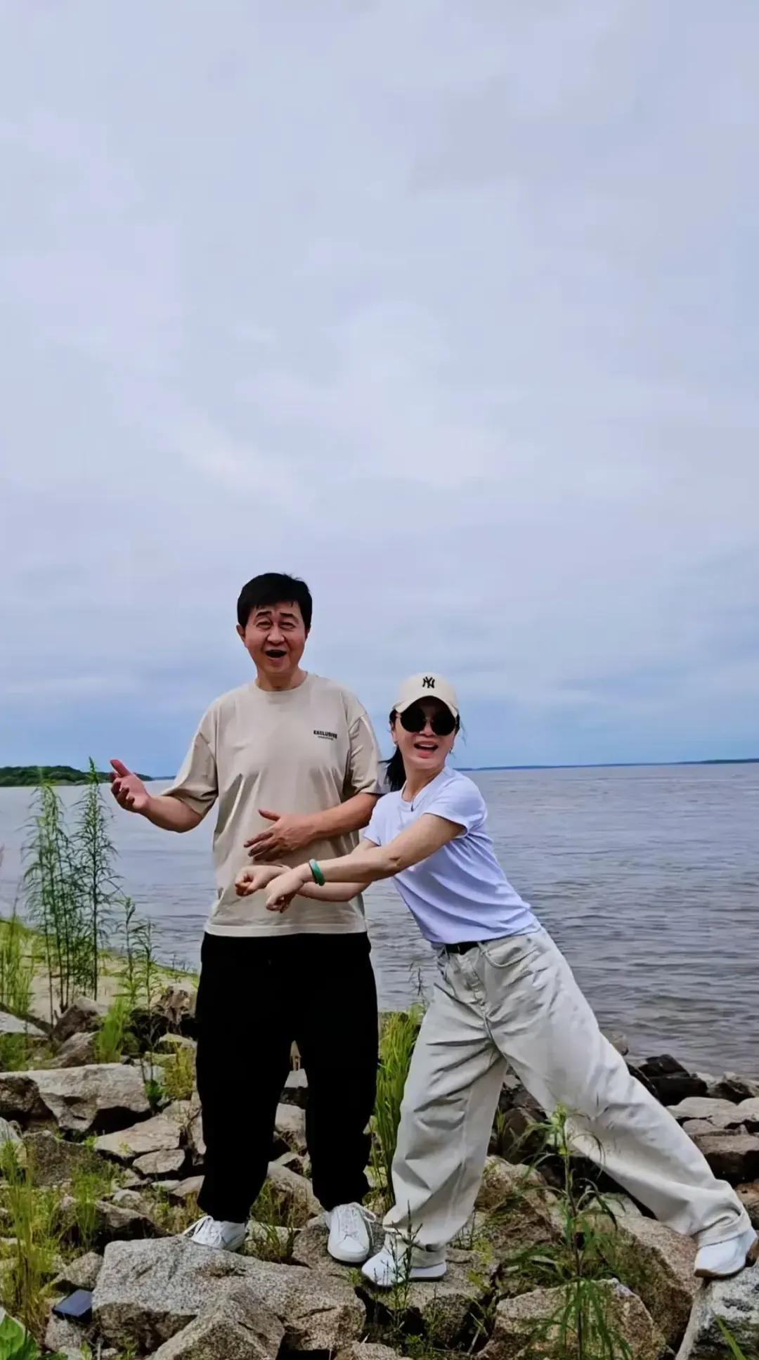 付笛声任静，看的出来上了年纪，穿休闲衣服真的很显年轻。