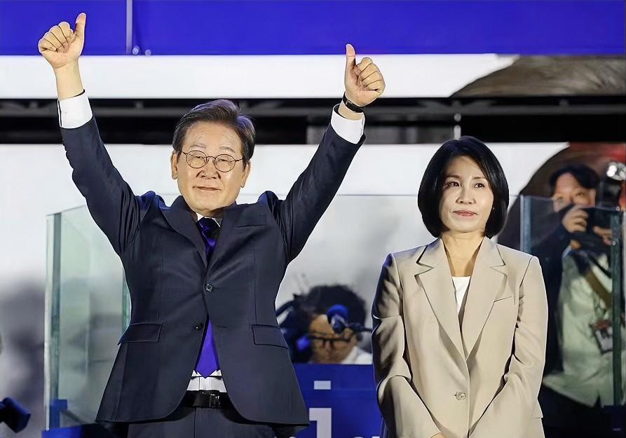 韩国真的是娱乐至上啊！韩国媒体在李在明当选新一任韩国总统之后，对第一夫人金惠京的