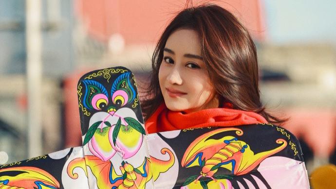 陈德容过元旦放风筝，一身大红造型超喜庆，不愧是不老女神！