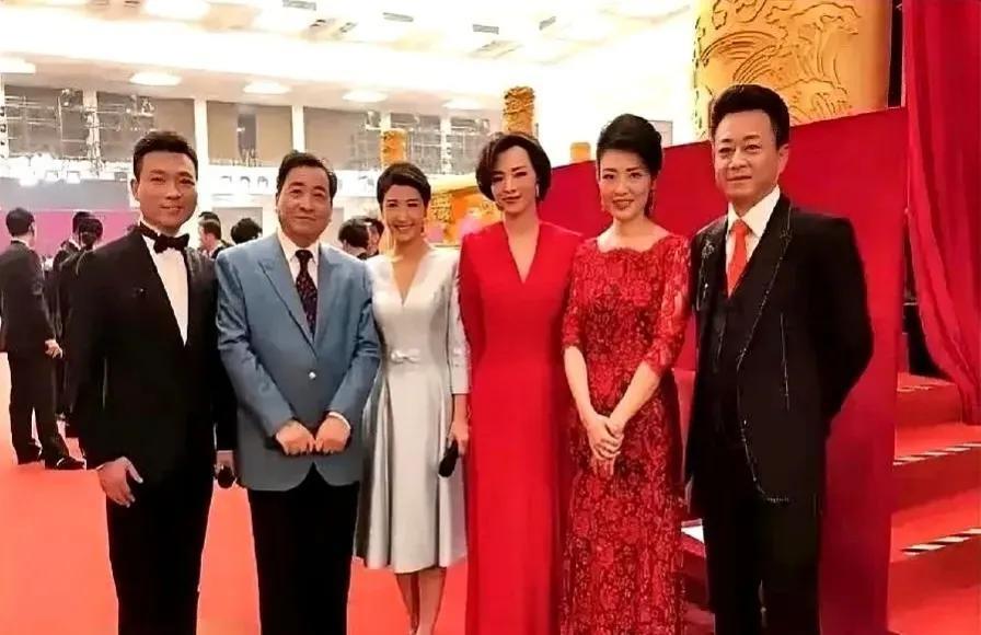 当年荧屏上的他们是那么风华正茂、意气奋发，他们给观众带来了多少欢乐、喜悦和愉快。