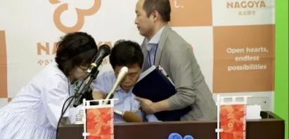 日本，躬匠精神升级为晕匠精神了

名古屋，小学教师偷拍女学生裙底的事近来闹得沸沸