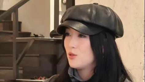 张越访问嘉嘉，最牛不是能力强而是面对顶流和催婚，她竟都这样做