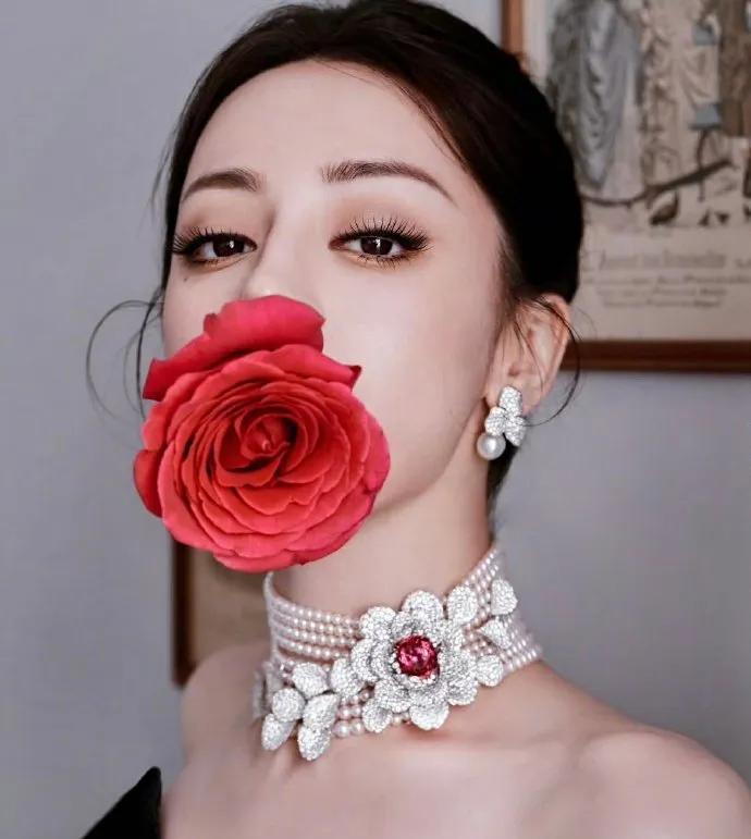 #迪丽热巴八月复古摩登#
家人们，速来查收迪丽热巴的八月行程图啦！行程满满当当，