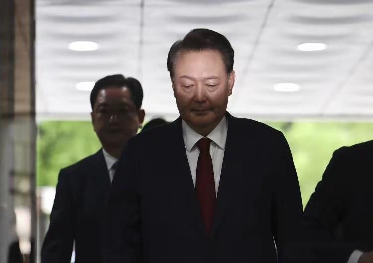 狱警拉都拉不出去，尹锡悦深知这次一旦离开，才是真正踏上了死路
特检组要逮尹锡悦，