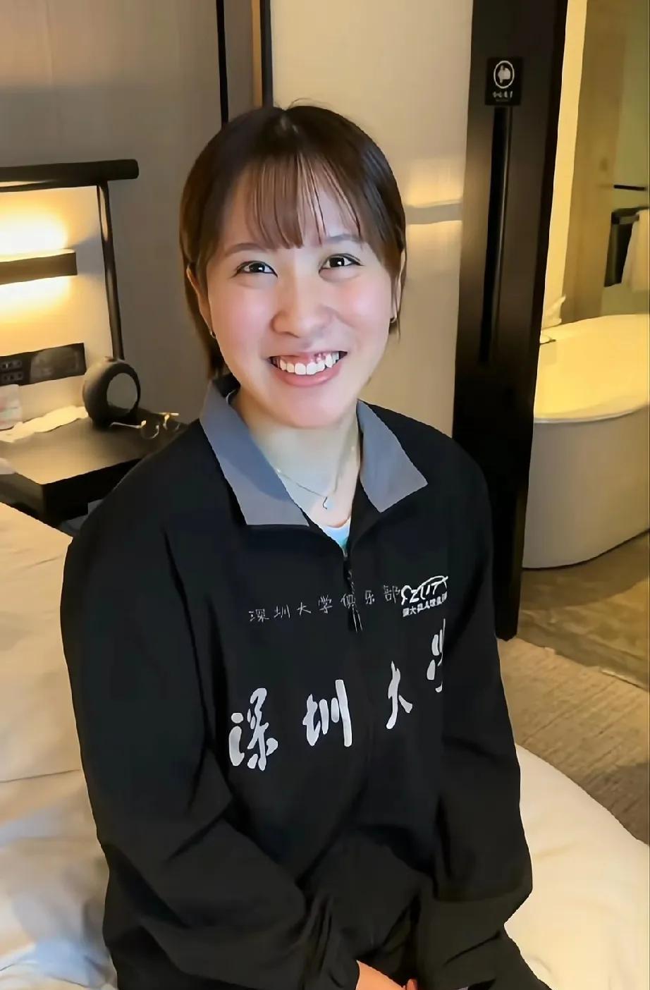 平野美宇来乒超快乐的不要不要
平野这次来乒超加入深大幼儿园收获颇丰，不仅和小曼姐