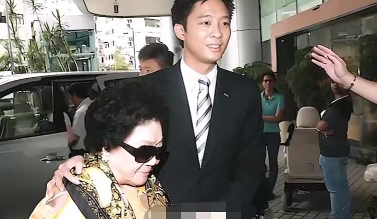 2013年，郭晶晶为霍家诞下长子霍中曦，

90岁的太奶奶吕燕妮在孙子

