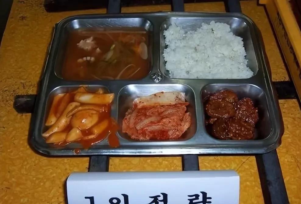 近期，韩国媒体报道军队饭菜质量差的问题，并说会严重影响部队的战斗力。
图片一是韩
