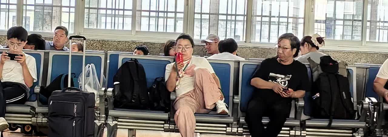 年纪轻轻的女子这样好吗？即不雅又没有素质。