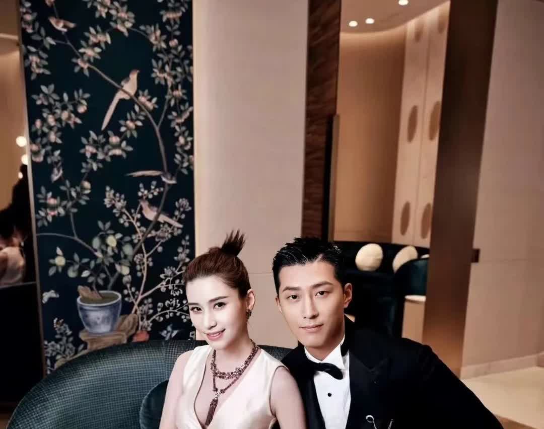 窦骁与何超莲这一对夫妻真的是很莫名其妙，因为他们俩谈恋爱的时候，那宣传通稿一波一