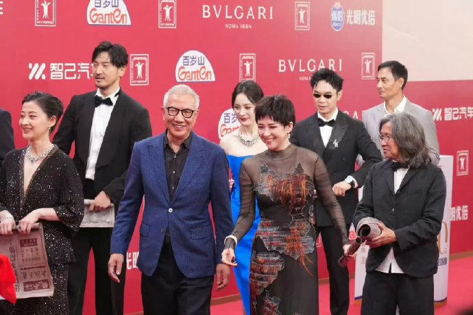 46岁章子怡短发亮相红毯，没点自信，都不敢留这发型！
上海电影节，章子怡一头短发