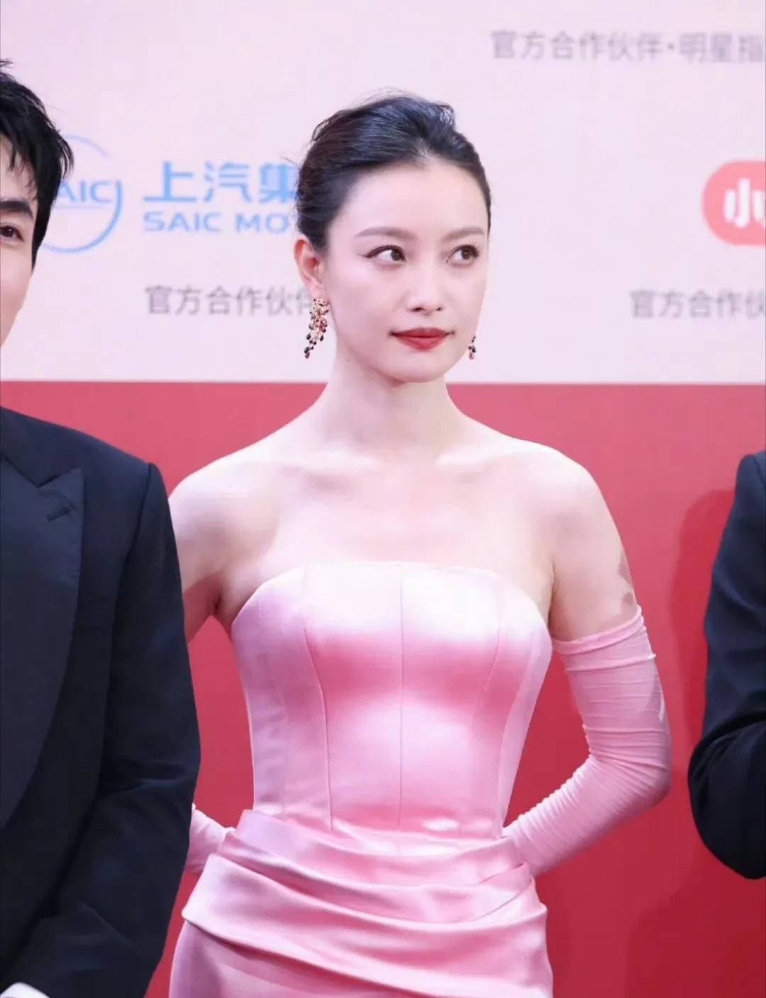 抹胸设计衬出优越肩颈线，粉色缎面又添温婉，艳与飒完美融合，谋女郎出身的气质狠狠拿