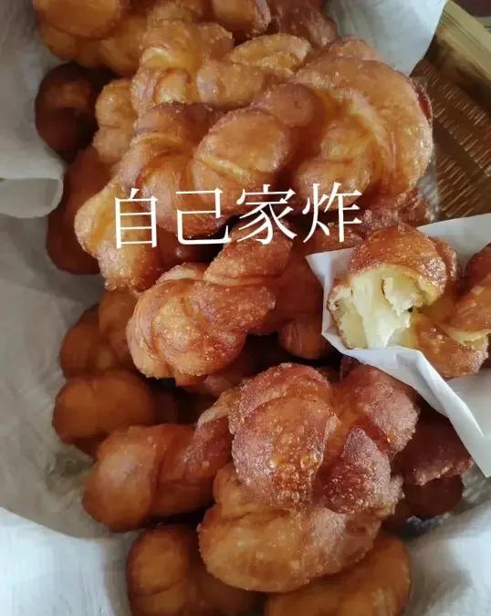 今天早晨早市露天摊，见一女子炸麻花、油条、油炸糕，大鼻涕流到锅里，打喷嚏直接对着