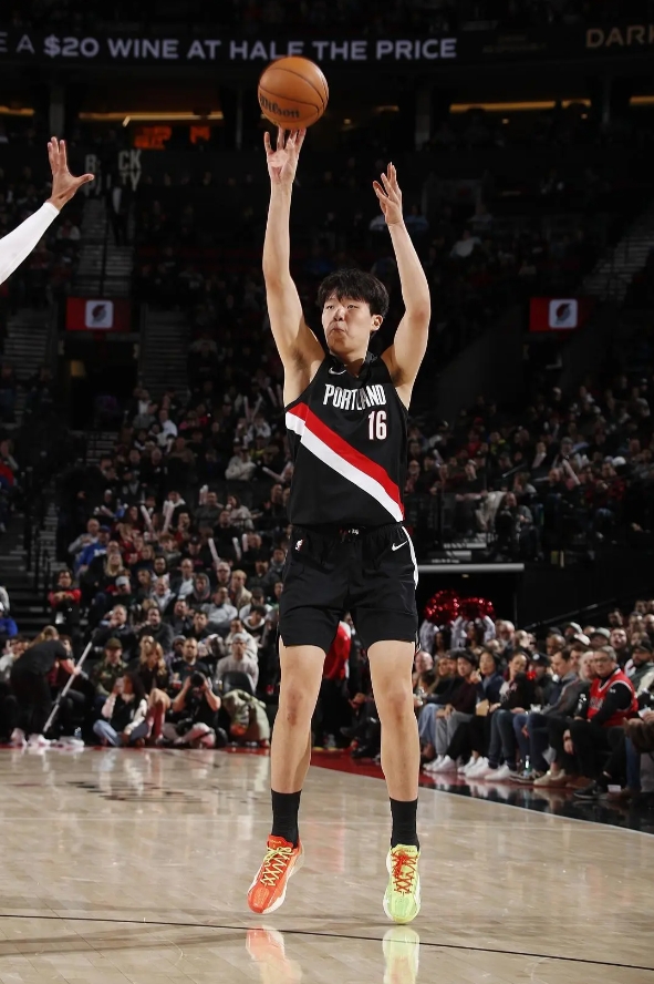 美国“DNA Prep Academy”训练营的教练Frank Robinson