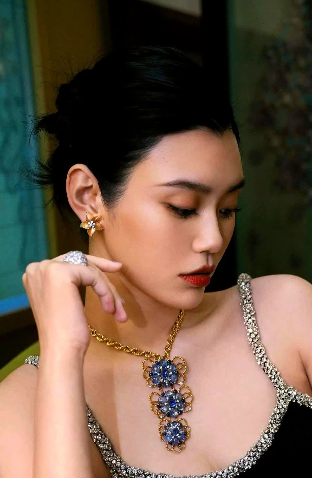 奚梦瑶，太让人意外了。

5月26日，奚梦瑶发文求助，竟然是为了找回一件外套