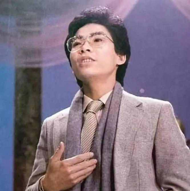 1984年，歌手张明敏得知我国举办亚运会的经费，还差了6亿的缺口时。毅然决然的卖