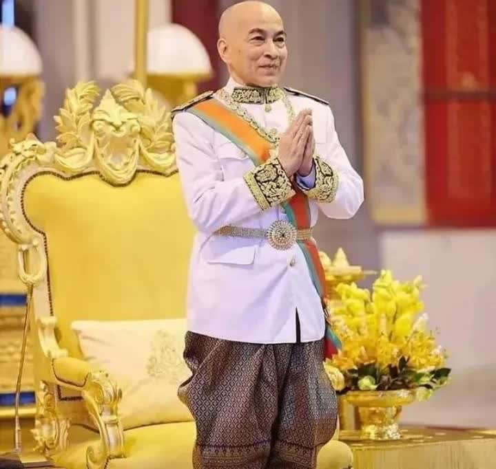 柬埔寨的局势很乱，大家都在看热闹，但是西哈莫尼却是沉默不语，泰国和柬埔寨发生冲突