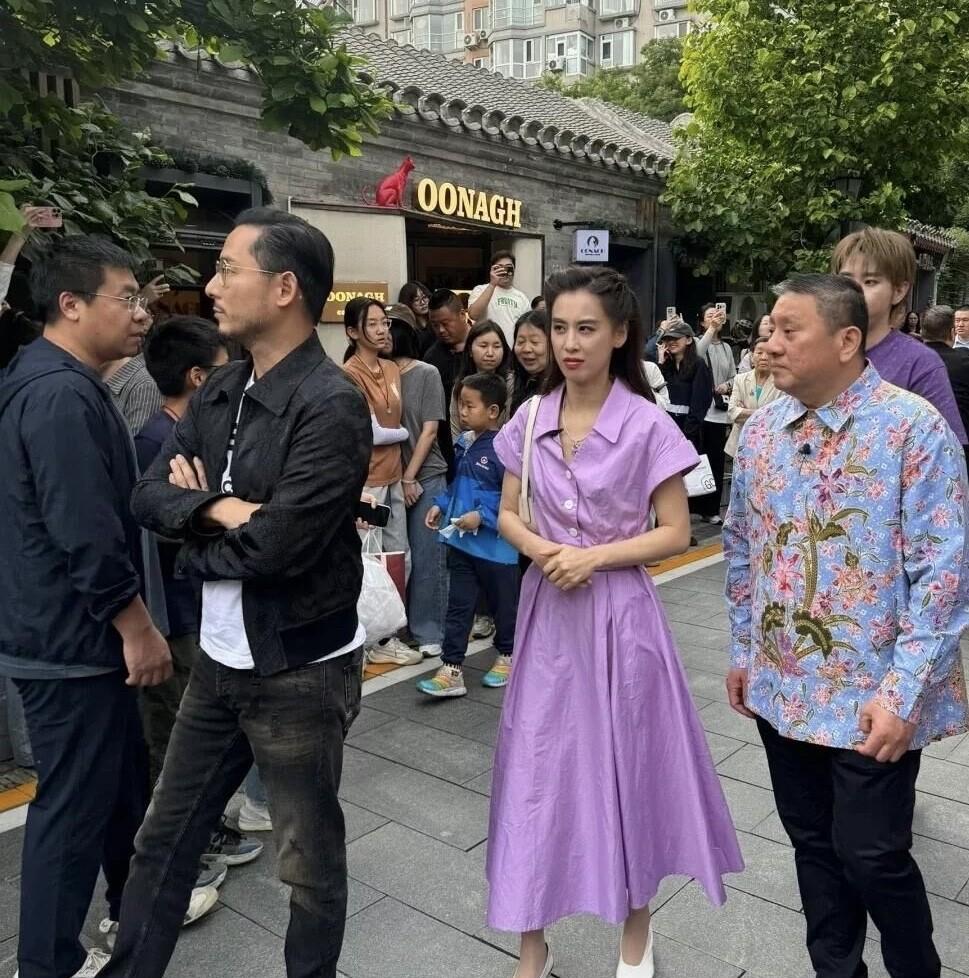 女明星在现实中的真实也就那样，其实她皮肤还挺白的，但是穿上这一身衣服，让人一言难