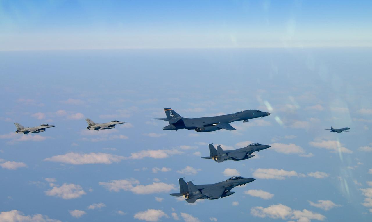 韩国军队最近还挺忙乎~~~
空军的KF-16C/D与F-15K战机与美军的B-1