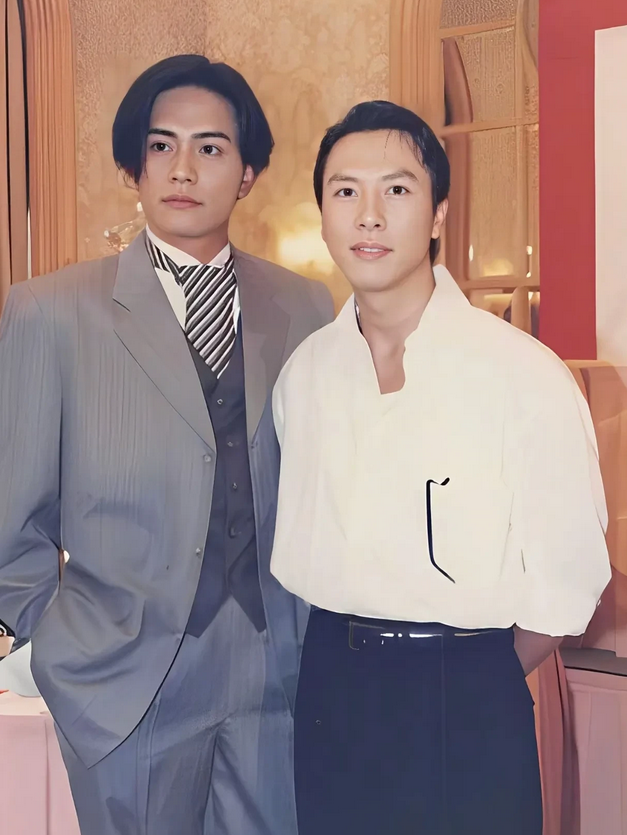 看到《精武门》中甄子丹和林志豪的旧照，虽已过去近 30 年，仍觉得演配角的林志豪