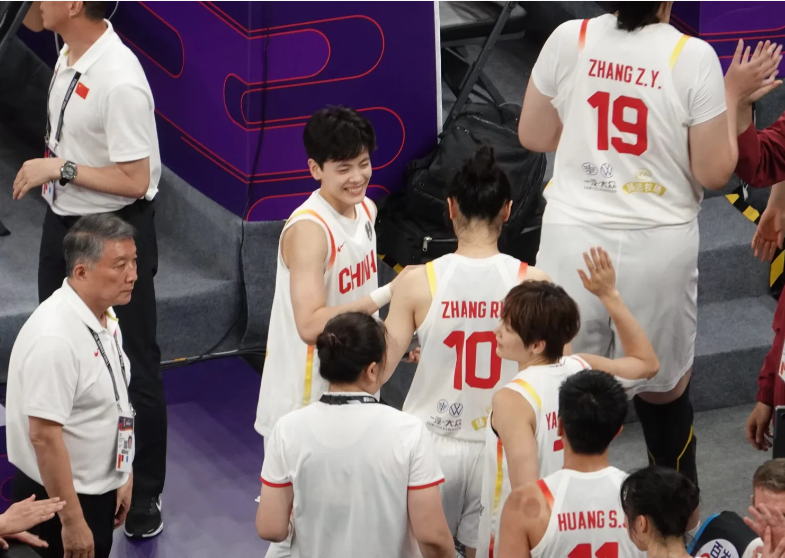 中国女篮vs新西兰女篮，拼搏与努力，汗水与智慧并存！看了女篮的比赛，姑娘们很拼！