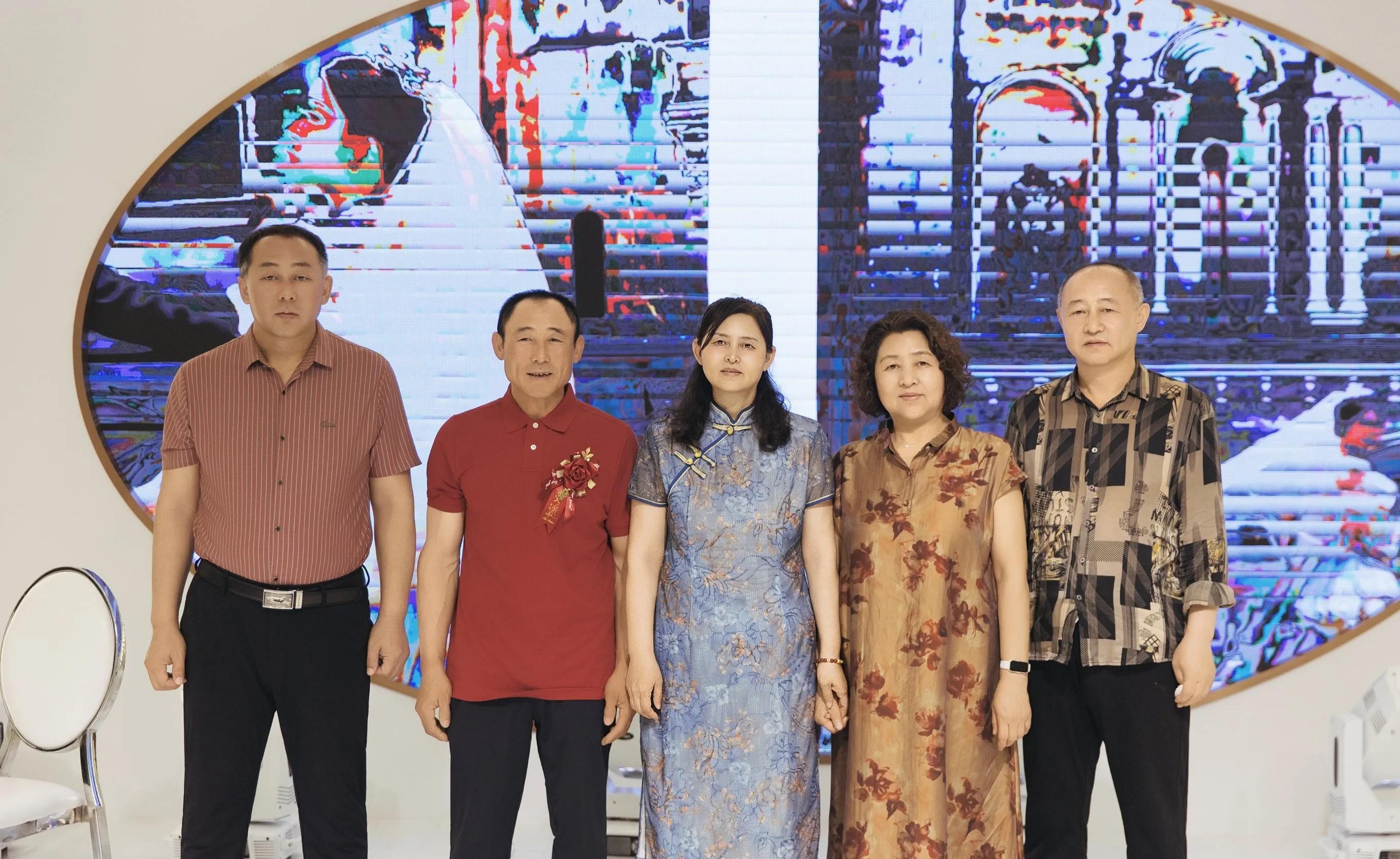 我16岁认识我老公，19岁谈恋爱，21岁结婚。  这缘分，始于他矫健的身姿和在运