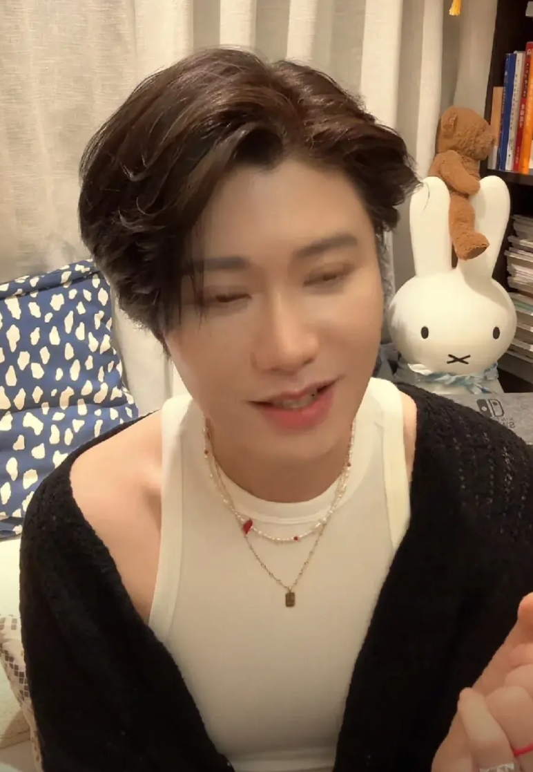 《我是特种兵》里李二牛扮演者赵荀，现在是花美男造型，很难想象他们是同一个人，到底