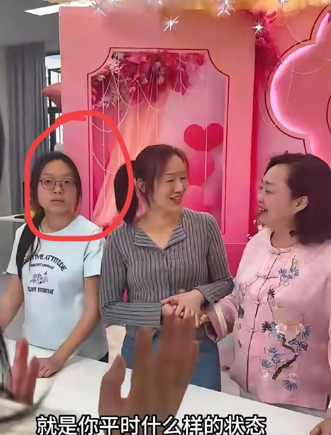 大新闻！谢家妈妈的直播首秀成了家庭事业转折点！昨晚徐建华首次带货直播间人气爆棚，