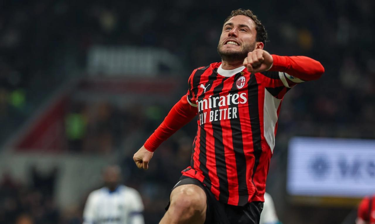 永远的卡拉，曾经的红黑队长！
卡拉布里亚加盟帕纳辛奈科斯，让无数的红黑球迷有点动