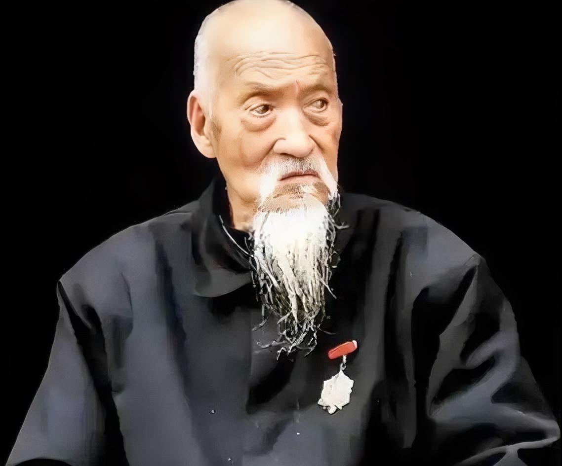 1942年秋，太行山深处，司凤梧被十四个日军包了饺子，前有刺刀，后有枪口，一脚踩