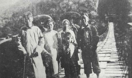 1943年春，刘文典夫妇及其子与吴显钺、许冀闽等赴云南磨黑途中于把边江铁索桥上合