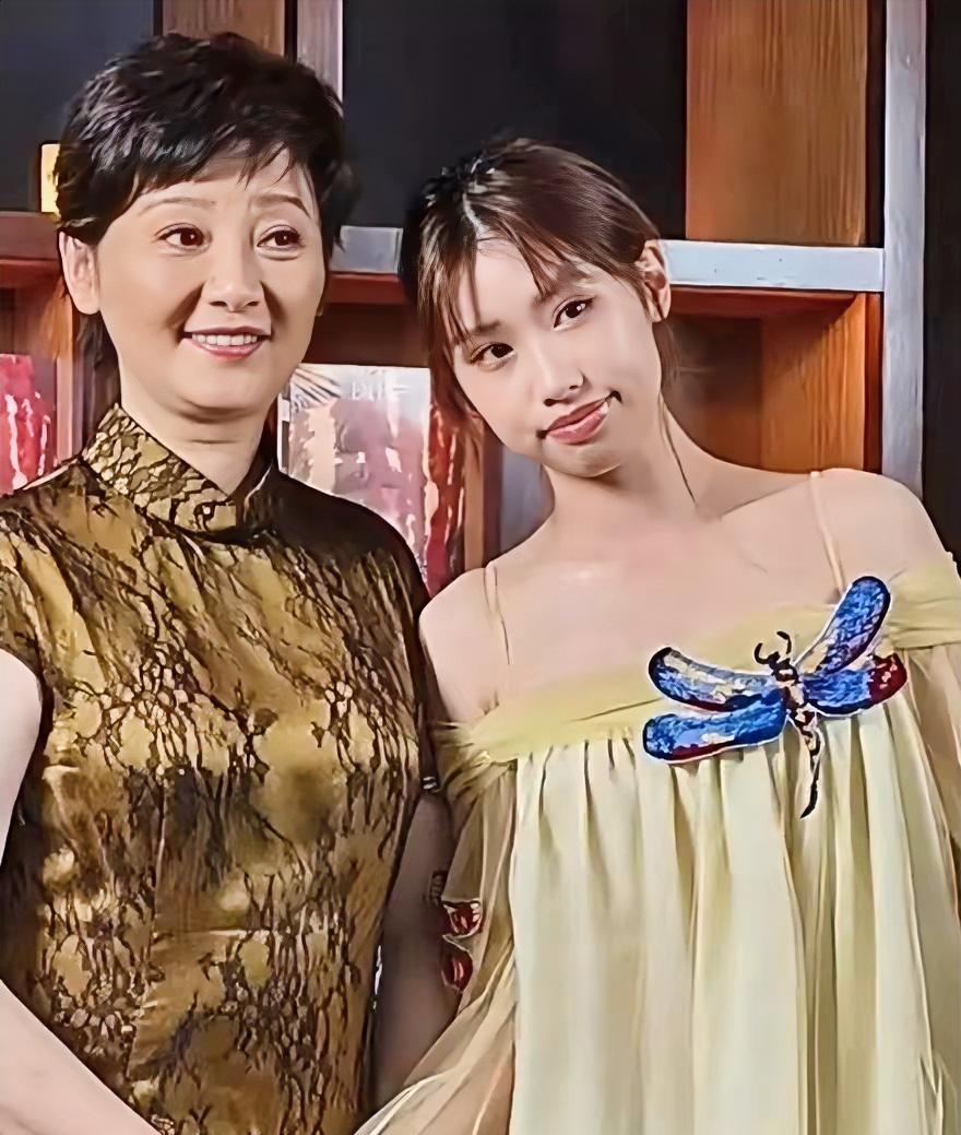 散伙？婚变？
徐帆带养女朵朵现身北京活动现场
活动中徐帆一身简约不失优雅的连衣裙