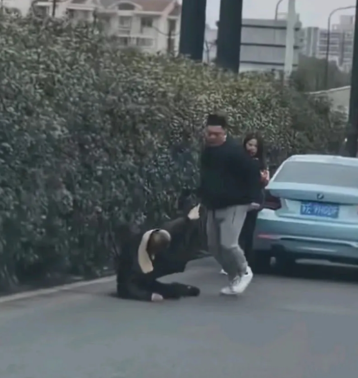 因感情纠纷，男子逼停前车把另一男子拖下车殴打，并用脚猛踹头部这是下死手啊
现男友